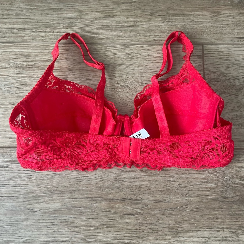 Red lace bra - Picture 3 of 3